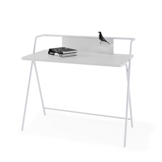 Escritorio de melamina con estructura metálica, diseño minimalista y funcional, fabricado en España con certificaciones FSC y PEFC, maussa, blanco