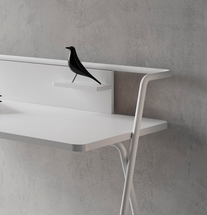 Escritorio de melamina con estructura metálica, diseño minimalista y funcional, fabricado en España con certificaciones FSC y PEFC, maussa, blanco