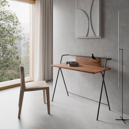 Escritorio de melamina con estructura metálica, diseño minimalista y funcional, fabricado en España con certificaciones FSC y PEFC, maussa, nogal